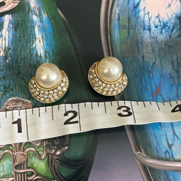 Vintage Faux Pearl Sparkling Rhinestones Gold Tone Clip-On Earrings - Picture 5 of 9